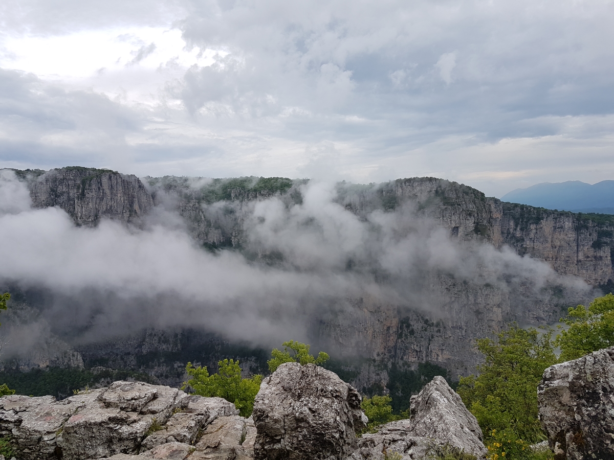 ערפל בוקר במצפה Vikos, יוון ההררית